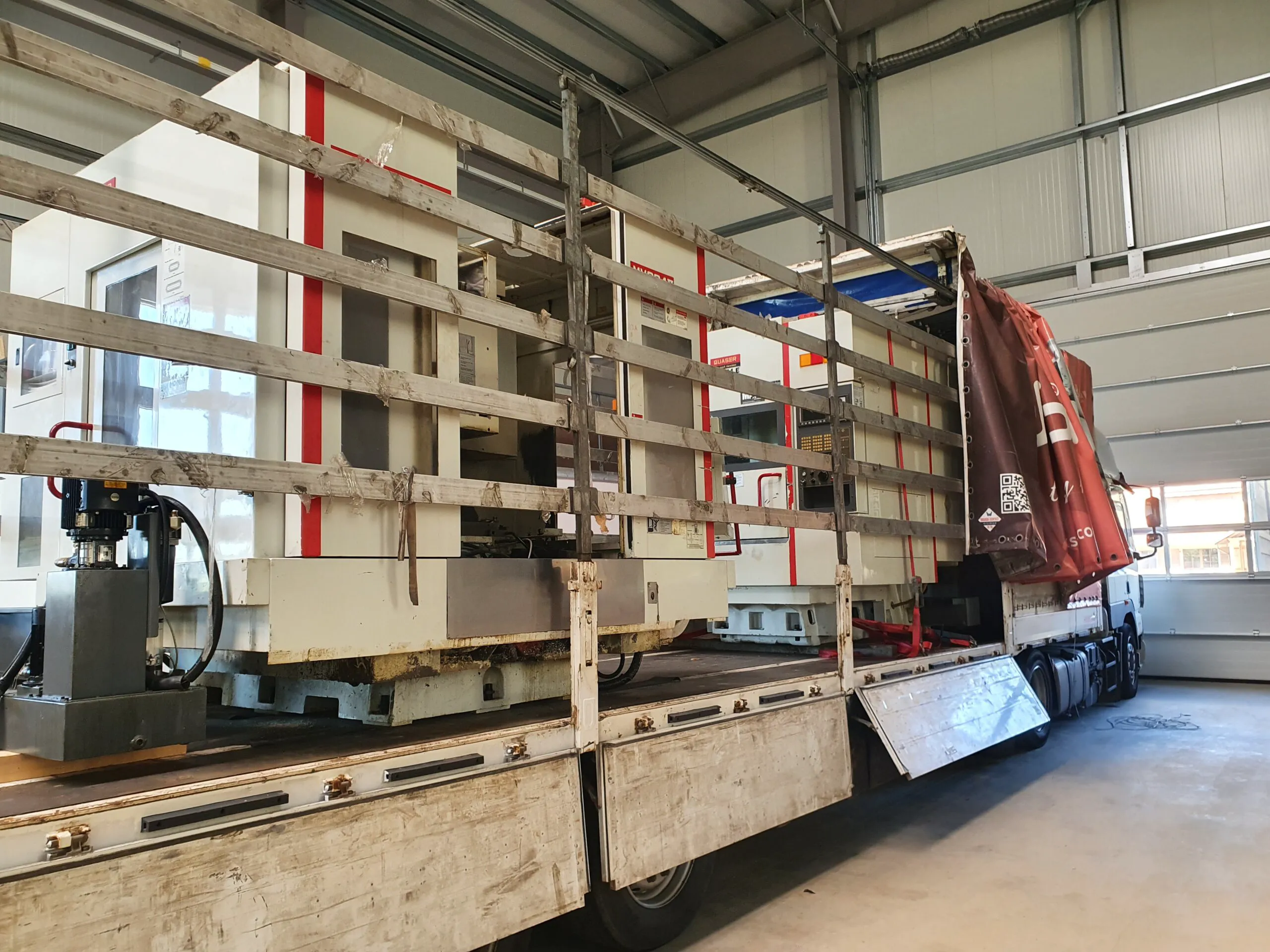 Maschinenteile auf Transport